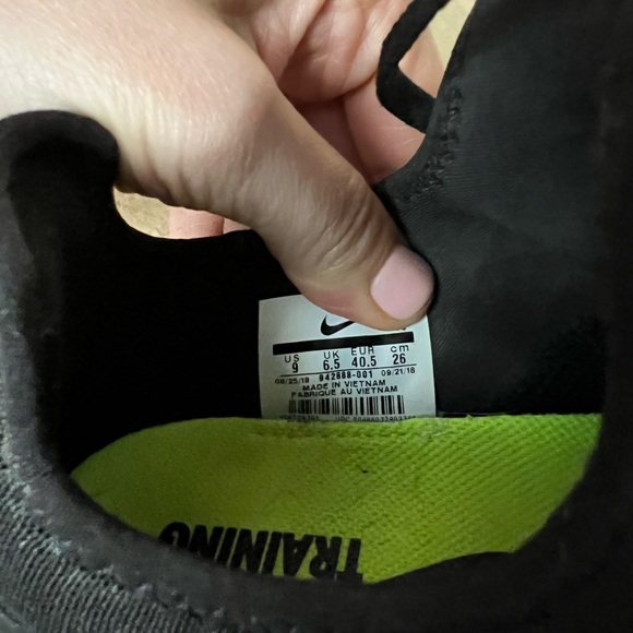 Black and white Nikes sneakers - Picture 3 of 4